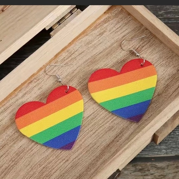 NWT Rainbow Color Heart Shape Retro
Dangle Earrings
PU Leather Light Weight - Picture 4 of 4